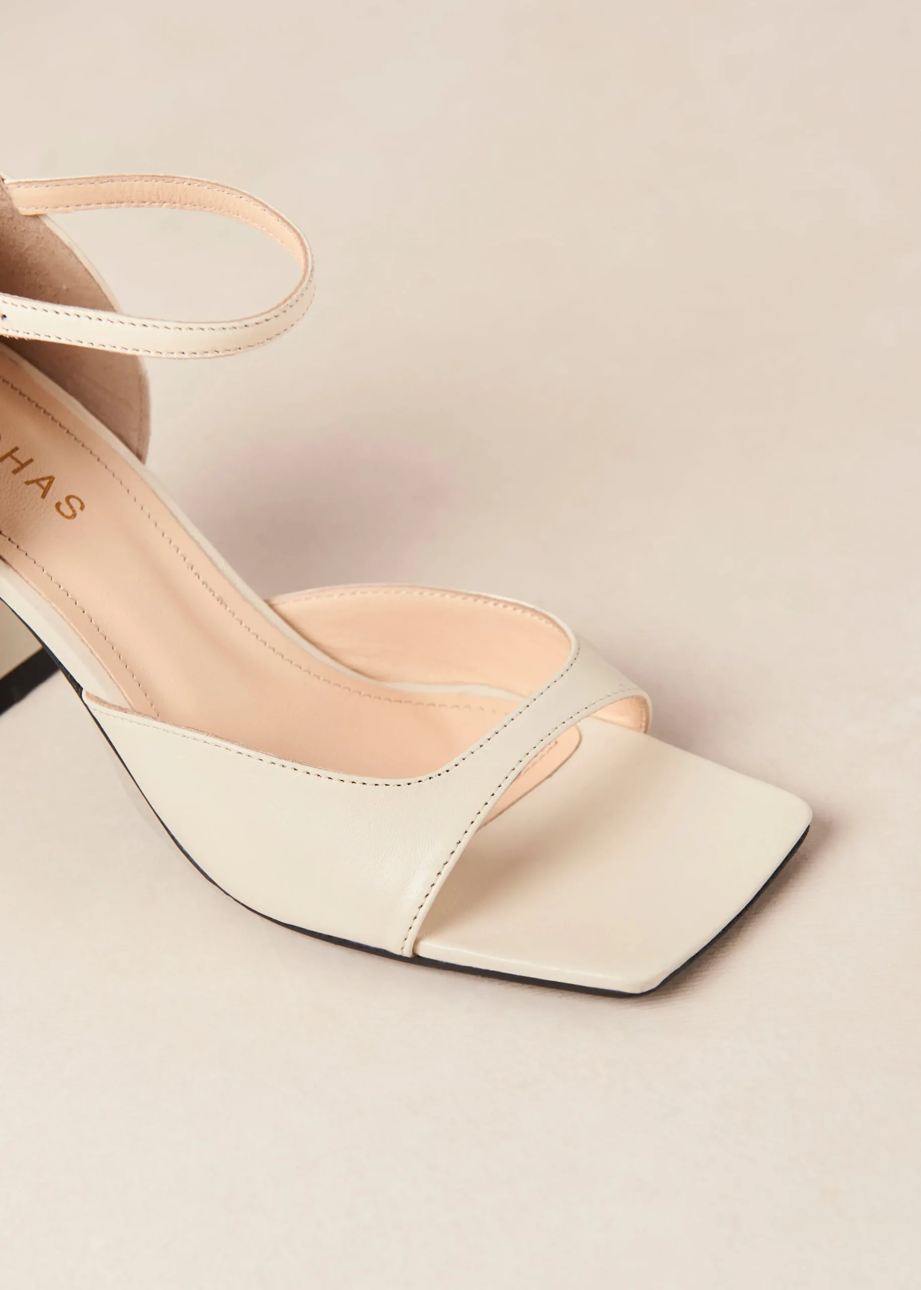 Beijos - Tacones Con Correa Al Tobillo En Color Crema