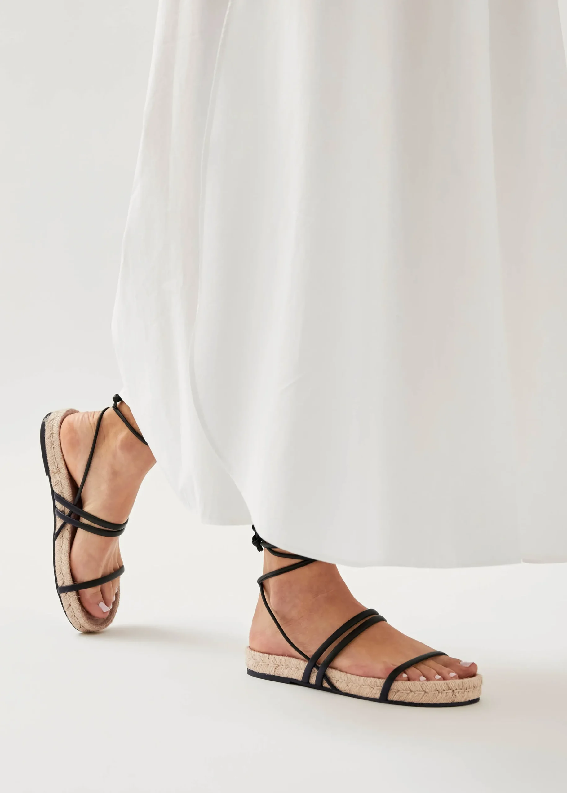 Leone Alli - Sandalias De Doble Tira En Crema