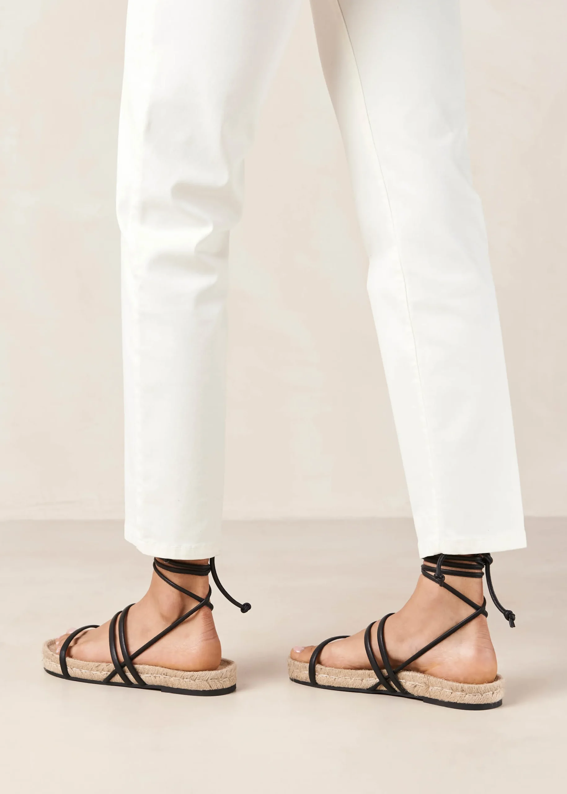 Leone Alli - Sandalias De Doble Tira En Crema