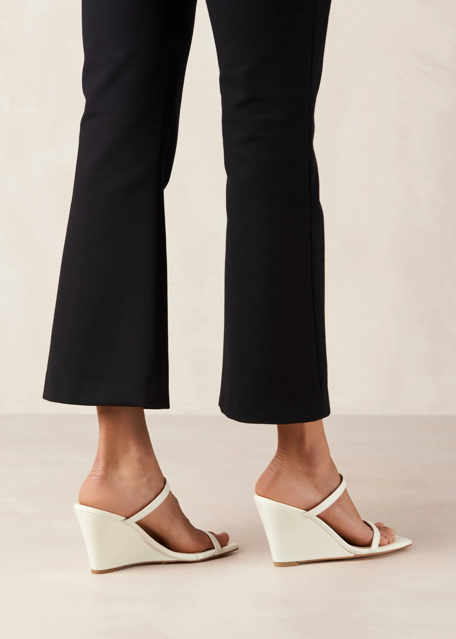 <meta Name="twitter:description" Content="Mules De Cuero Azul Con Cuña