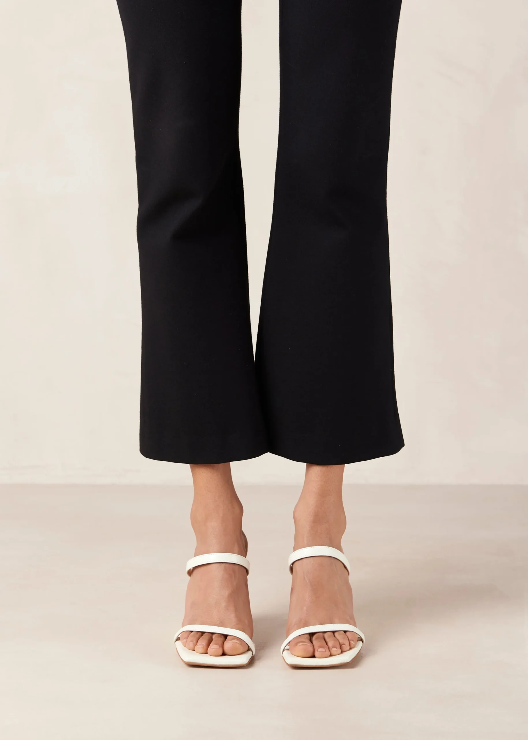 <meta Name="twitter:description" Content="Mules De Cuero Azul Con Cuña