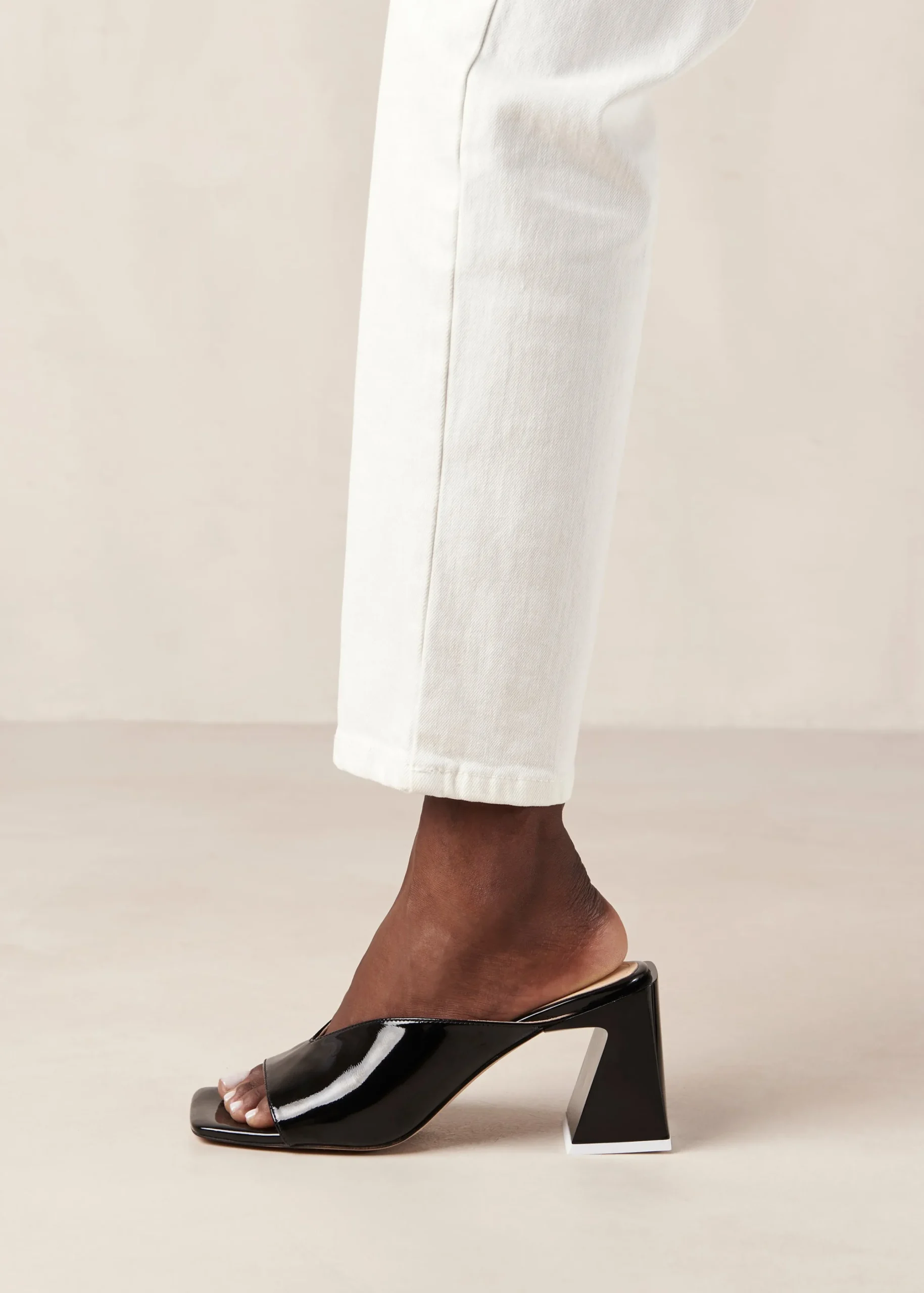 Tasha - Mules Negros De Piel De Charol