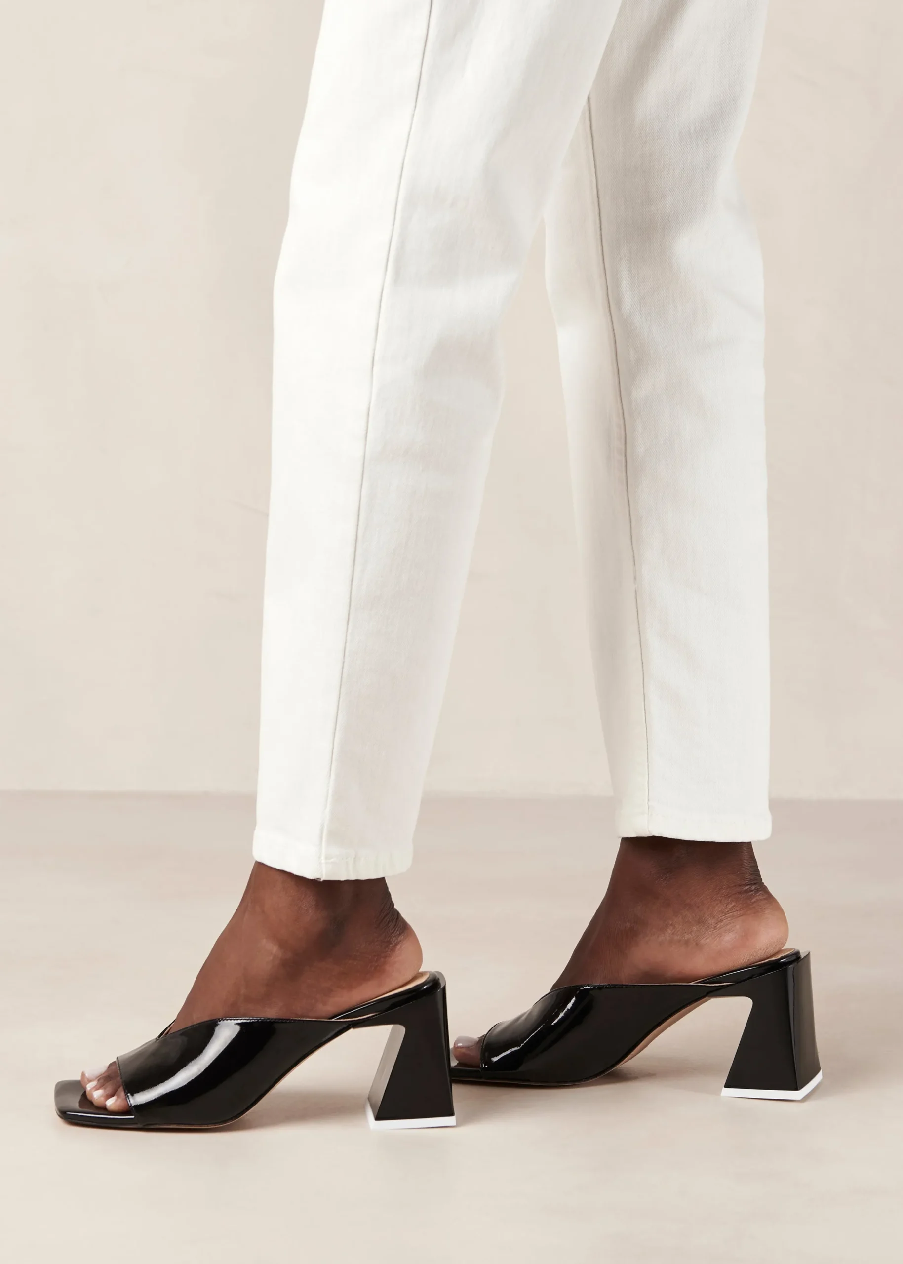 Tasha - Mules Negros De Piel De Charol