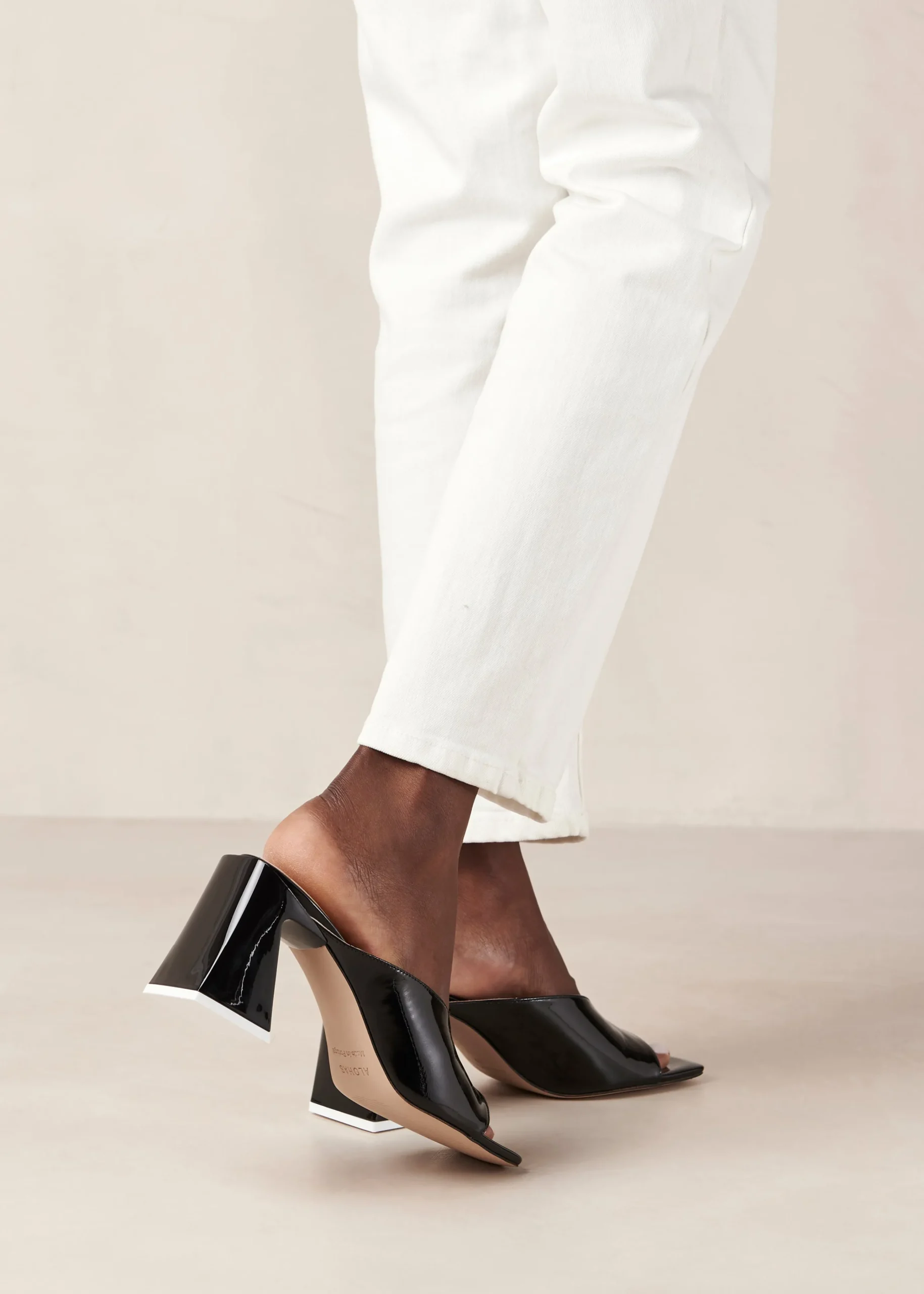 Tasha - Mules Negros De Piel De Charol