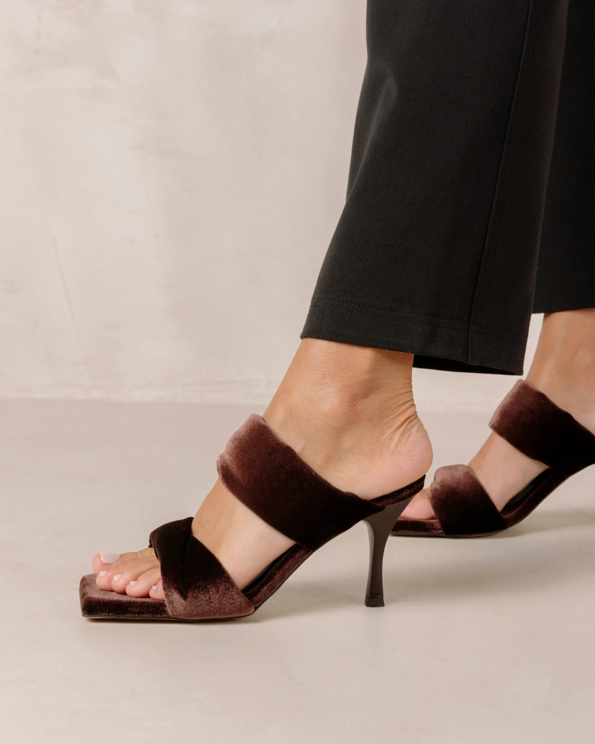Twist Strap - Sandalias Marrones De Terciopelo