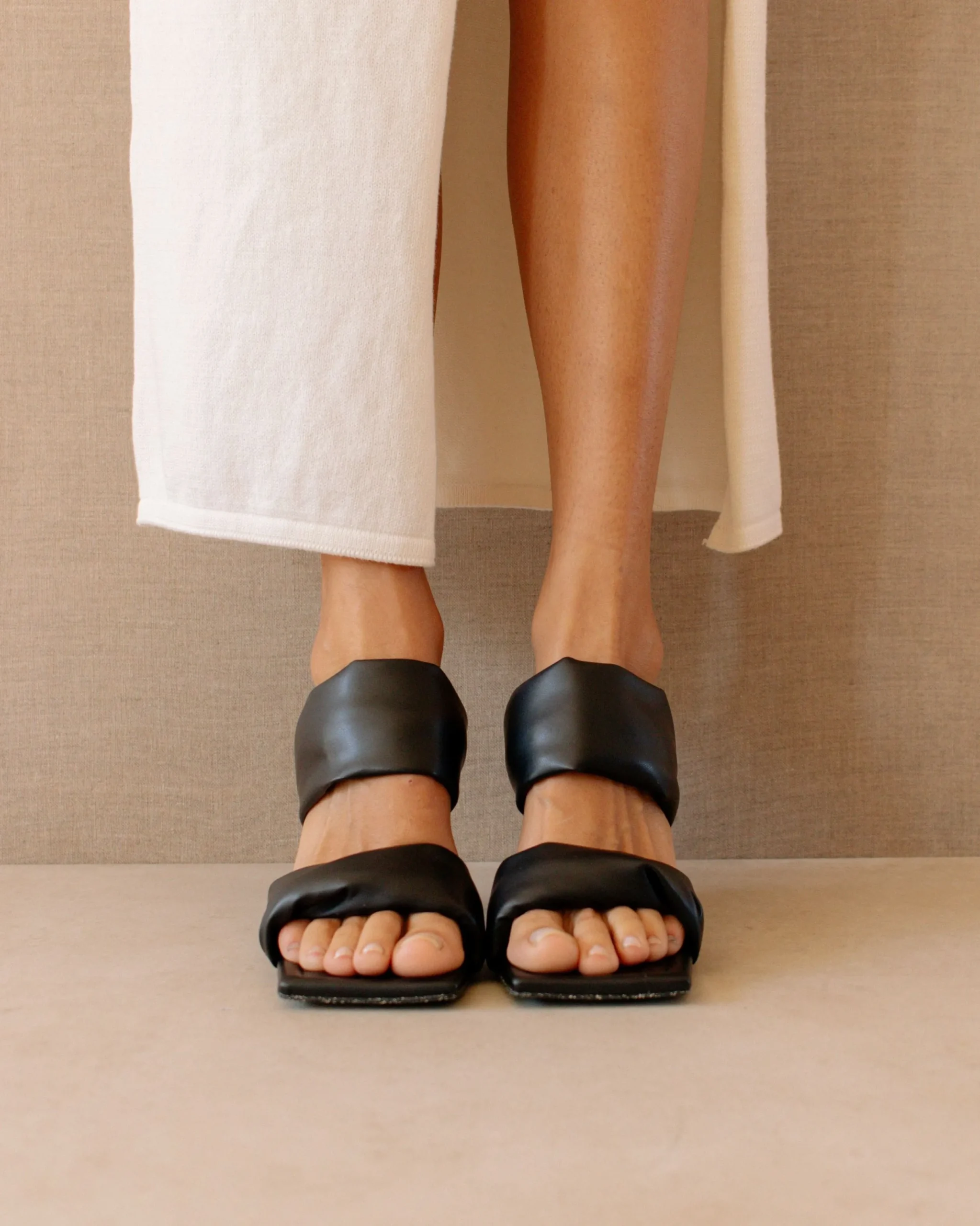 Twist Strap Corn - Sandalias Negras De Cuero Vegano