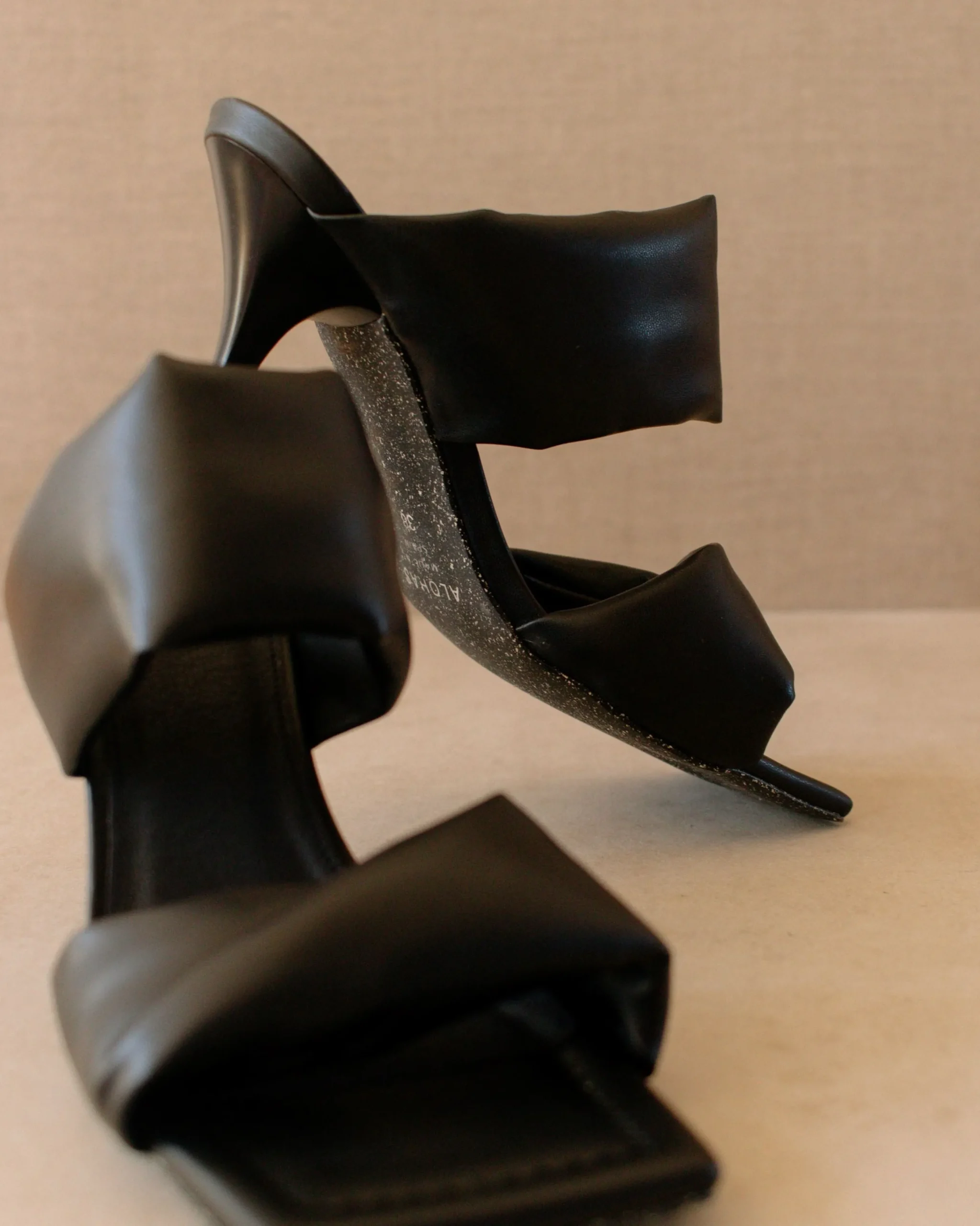 Twist Strap Corn - Sandalias Negras De Cuero Vegano