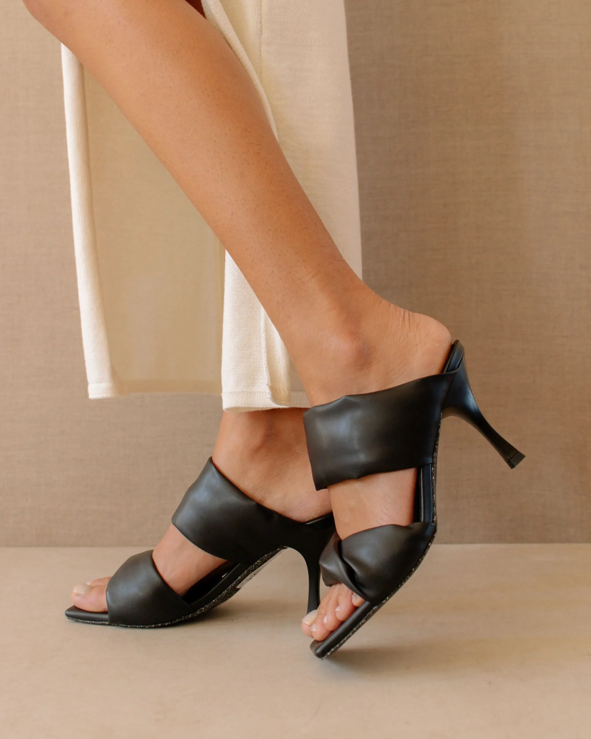 Twist Strap Corn - Sandalias Negras De Cuero Vegano